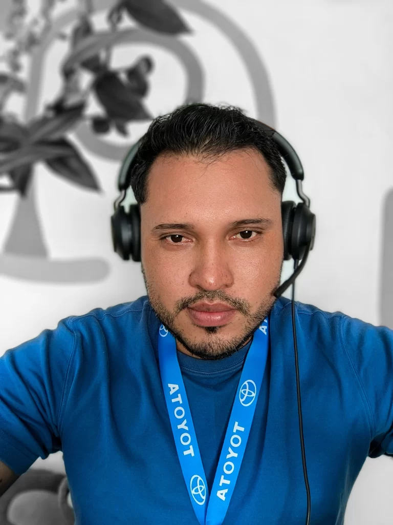 Hombre con camisa azul